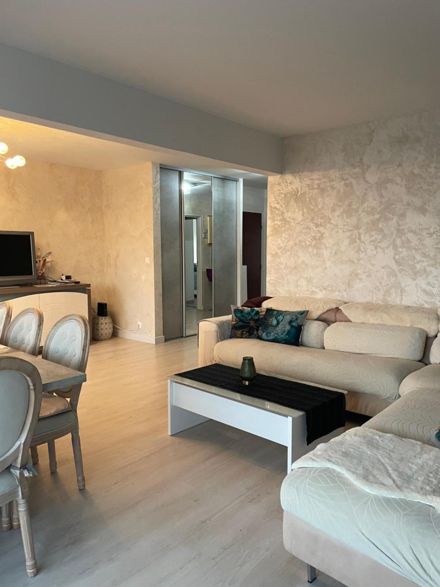 Bel Appartement Lumineux De 100M2 6 Places 3 Chambres Au 3E Etage Avec Ascenseur -A 5Mn A Pied Du Parc Des Expositions Congres De Dijon Et Eng Et 10Mn Du Centre Ville Place Parking Devant L'Immeuble Exterior photo